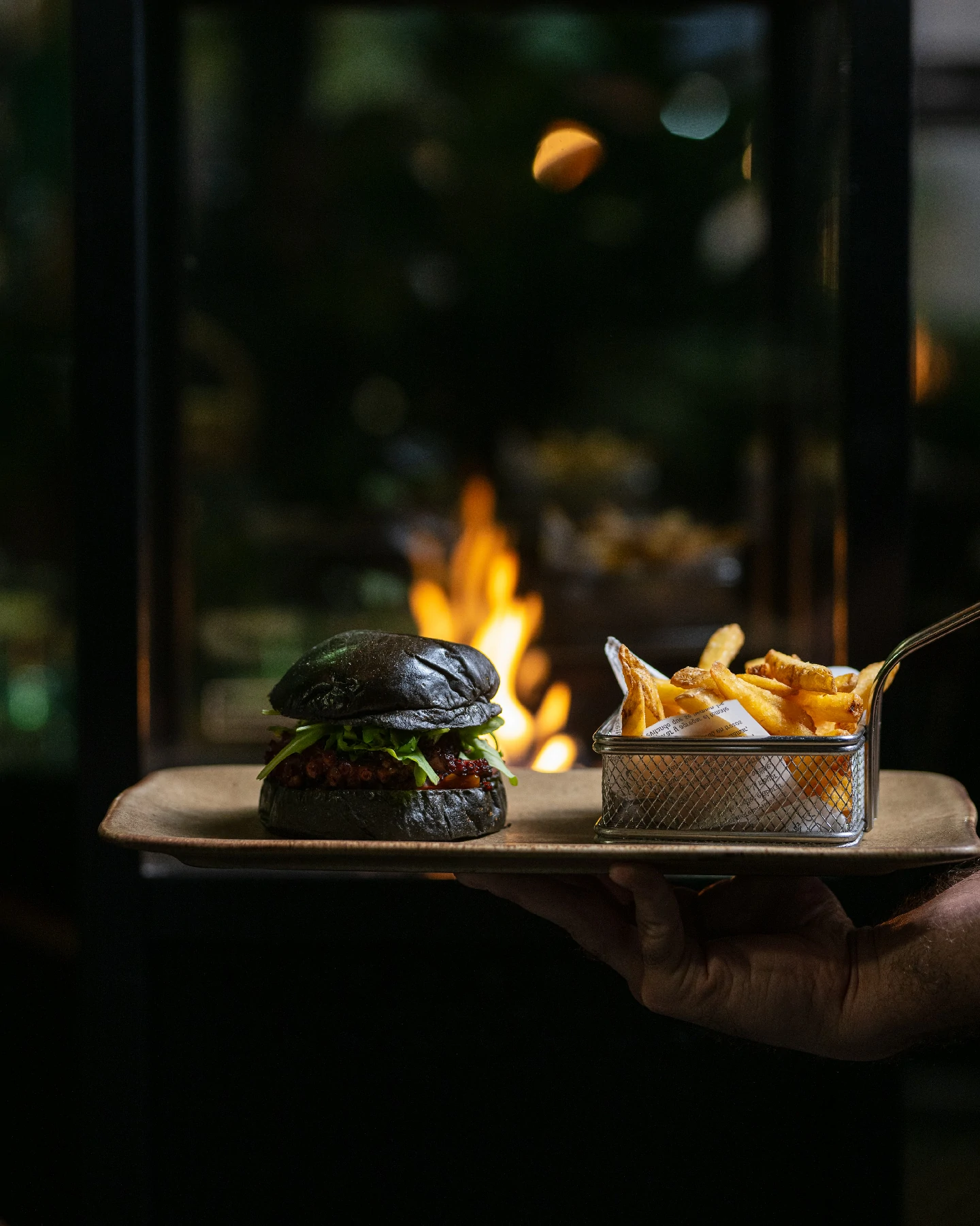 Pulpo Burger en pan brioche negro con papas, al fuego del Josper
