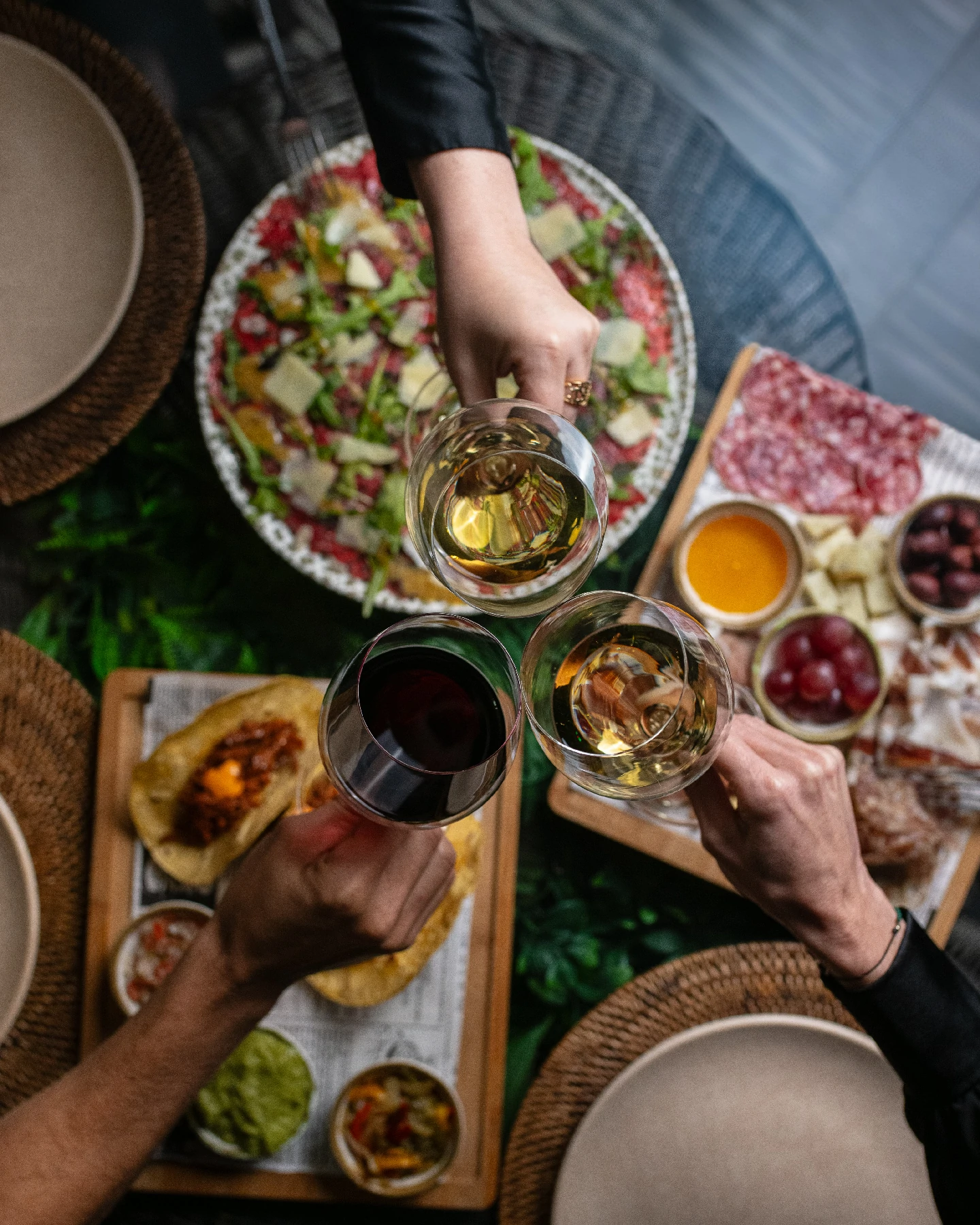 Mesa compartida con brindis en Savage Tenerife
